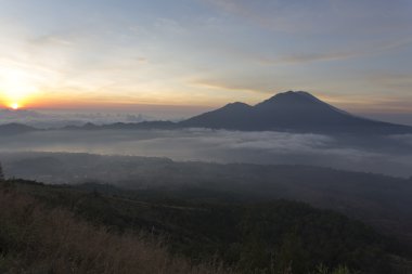 Bulutların üzerinde gündoğumu
