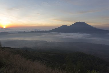 Bulutların üzerinde gündoğumu