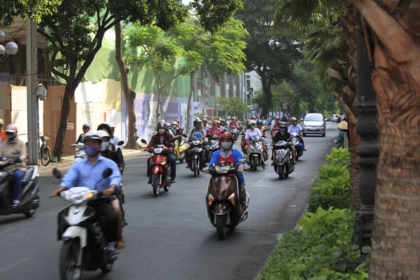 Uma estrada congestionada com motorista na rua Ho Chi Minh no Vietnã — Fotografia de Stock