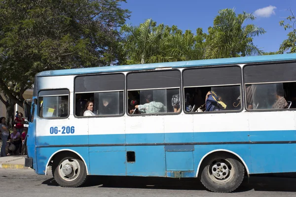 人们乘搭巴士在霍尔金. — 图库照片