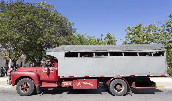 People ride truck buses (camion) in Holguin. — Stock Photo, Image