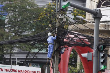 Elektrik direklerine karıșmayı çalışan adam
