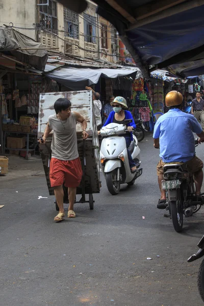 Overvolle markt met straatverkoper in Ho Chi Minh City — Stockfoto