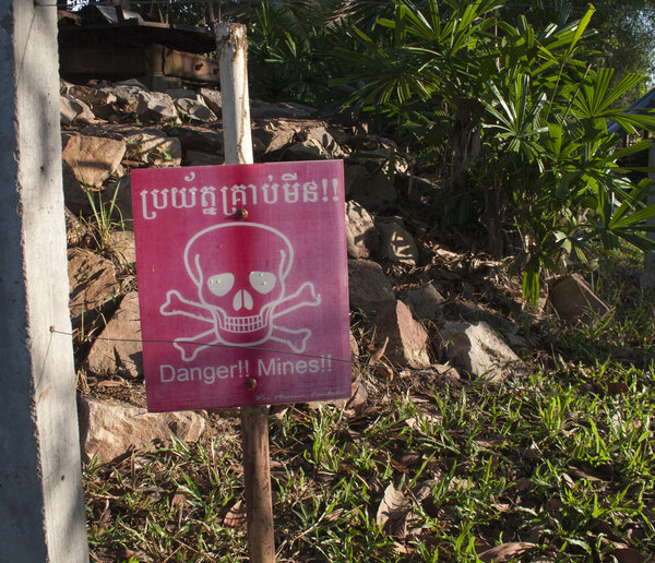 Опасные мины, очистка почвы после боя
 