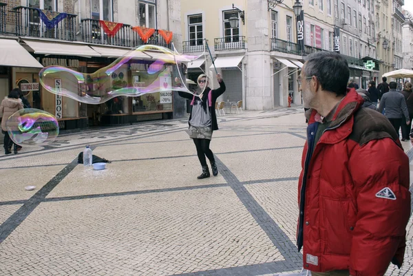 Rua performer soprando bolhas de sabão — Fotografia de Stock