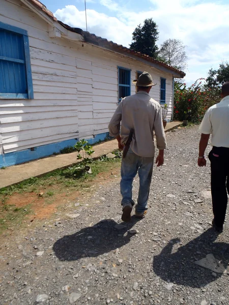 Alter kubanischer Bauer zu Fuß — Stockfoto