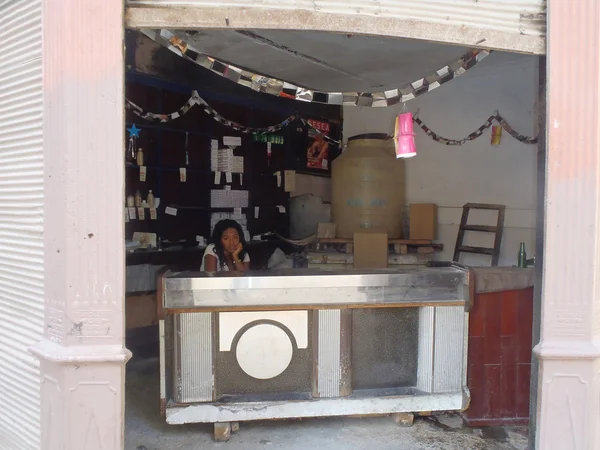 Магазин в городе Гавана на Кубе в Карибском море — стоковое фото
