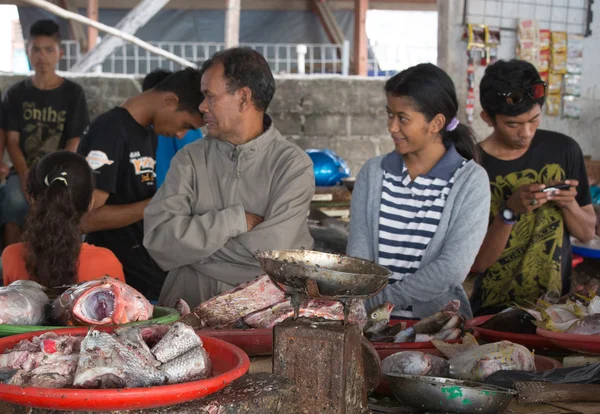 Eine frau verkauft fische auf einem markt in labuanbajo — Stockfoto