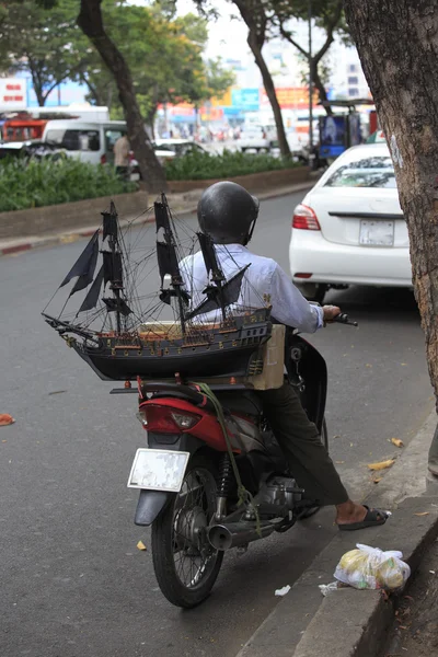 Vietnamesiska man förbereder transport av ett fartygsmodell på en motorcykel — Stockfoto