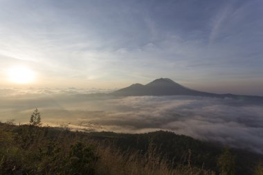 Batur yanardağ Bali Adası üzerinden görüntülemek