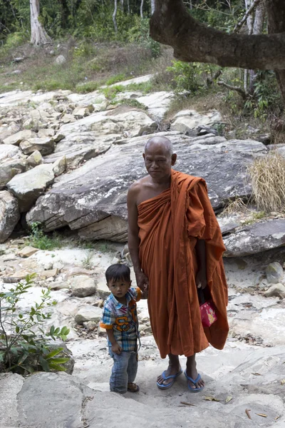Mnich, odwiedzając wodospad Kep w pobliżu Kep w Kambodży — Zdjęcie stockowe