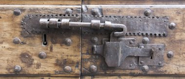 Antik büyük bir ahşap kapı kilidi