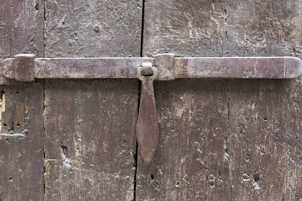 Fechadura antiga em uma grande porta de madeira — Fotografia de Stock