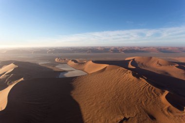 Sossusvlei, Namibya 'nın muhteşem helikopter manzarası.