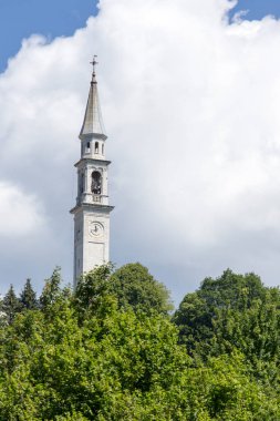 Roana, İtalya - 25 Temmuz 2020: Roana, İtalya 'daki çan kulesinin manzarası