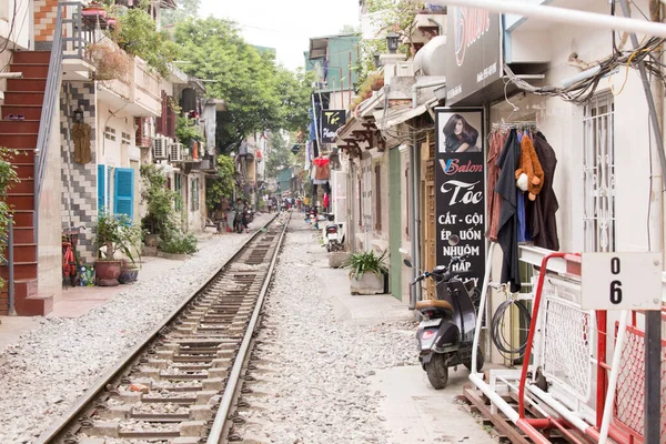 Hanoi, Vietnam - 4 Ocak 2017: Hanoi 'de terk edilmiş bir demiryolu