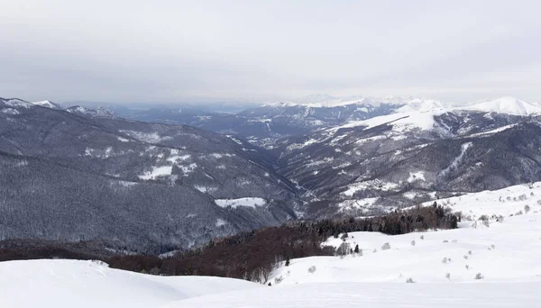 冬のトレッキング中の洞窟内の風景の眺め イタリア — ストック写真