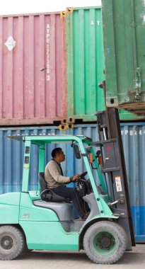 Jakarta, Endonezya - 23 Ağustos 2017: Jakarta 'nın eski limanı Sunda Kelapa Limanı' nda çalışan adam