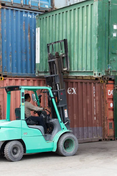 Jakarta Indonesia Agosto 2017 Uomo Lavoro Nel Porto Sunda Kelapa — Foto Stock