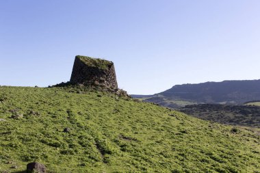 Sardunya 'da Castelsardo' ya yakın bir Nuraghe manzarası