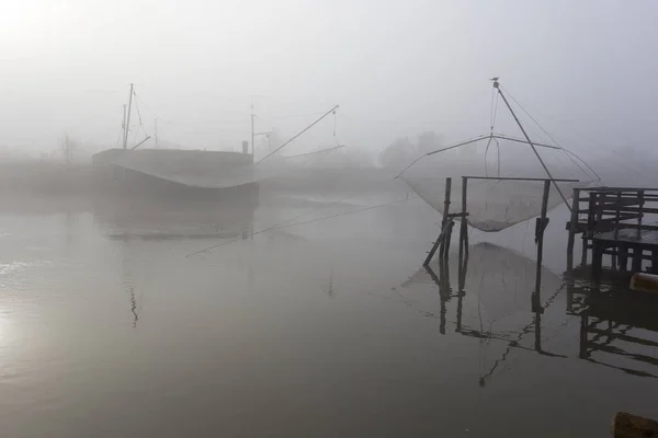 Comacchio イタリア 2019年12月29日 霧の日の釣り場の眺め ストックフォト