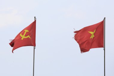 Mavi bir gökyüzü önce Vietnam bayrağı 