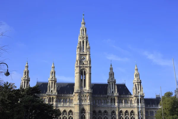 Gebouw van het stadhuis in Wenen - rathaus, gebouwd in gotische stijl — Stockfoto