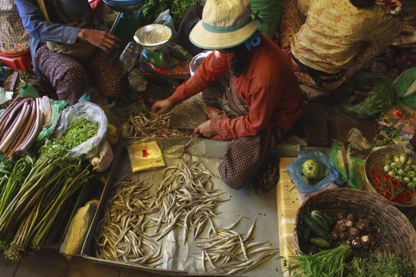 Занятая сцена с покупателями и продавцами на рынке Siem Reap — стоковое фото