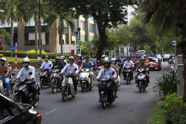 Ciudadano asiático con sobrecarga de vehículo privado — Foto de Stock