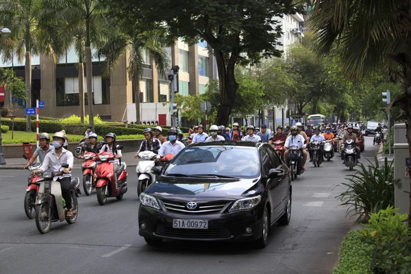 Ciudadano asiático con sobrecarga de vehículo privado — Foto de Stock