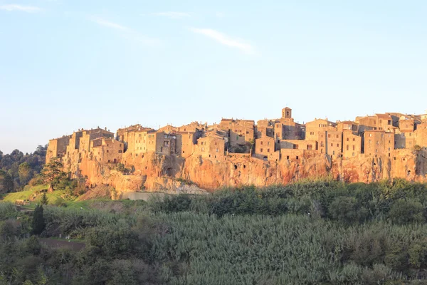 Pitigliano stadt auf der klippe im sommer, italien — Stockfoto