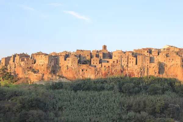 Pitigliano stadt auf der klippe im sommer, italien — Stockfoto