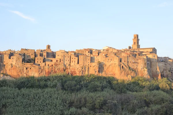 Місто Пітільяно на скелі в літо, Італія — стокове фото