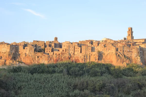 Місто Пітільяно на скелі в літо, Італія — стокове фото