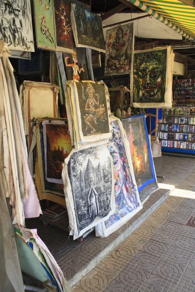 Arts and paints sold in Siem Reap street — Stock Photo, Image