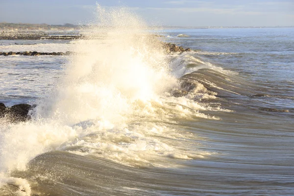 A imagem do mar de inverno e do céu com nuvens — Fotografia de Stock