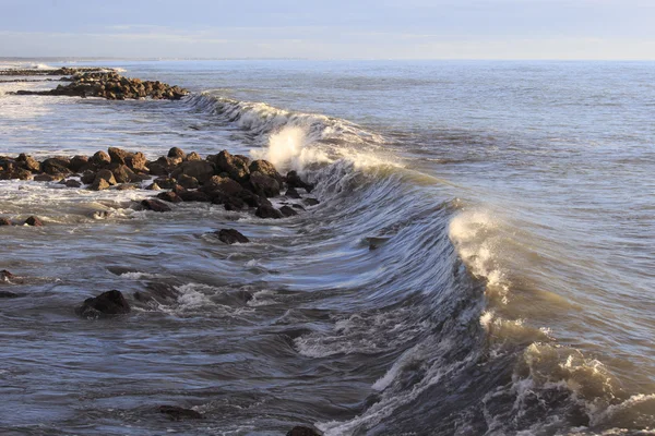 L'immagine del mare d'inverno e il cielo con le nuvole — Foto Stock