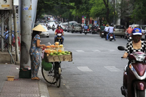 Een Vietnamees vrouwelijke vrucht verkoper in de oude stad van Ho Chi Minh — Stockfoto