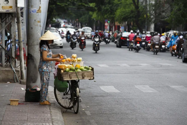 Uma vendedora de frutas vietnamita na cidade velha de Ho Chi Minh — Fotografia de Stock