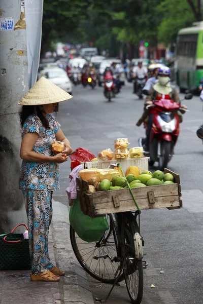 En vietnamesiska kvinnliga frukt säljaren i den gamla staden Ho Chi Minh — Stockfoto