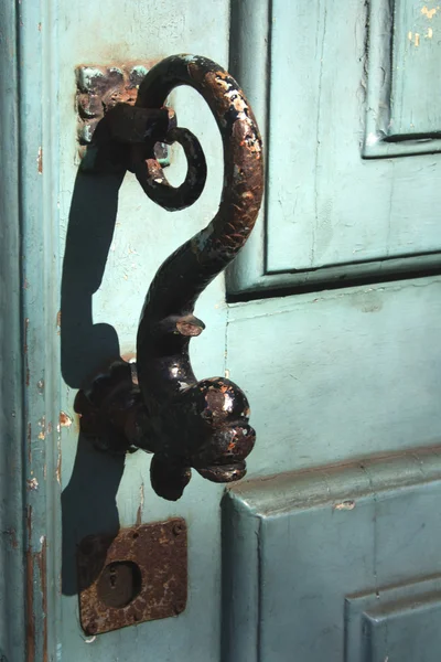 Maçaneta da porta em uma porta de madeira maciça fechada — Fotografia de Stock