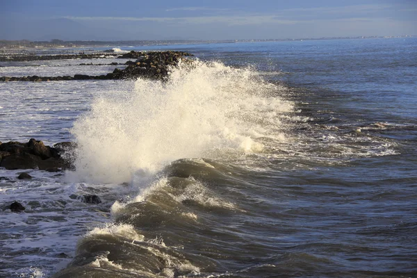 Összetörő hullámok a mólón — Stock Fotó