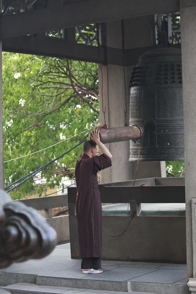 Un monje toca la campana — Foto de Stock