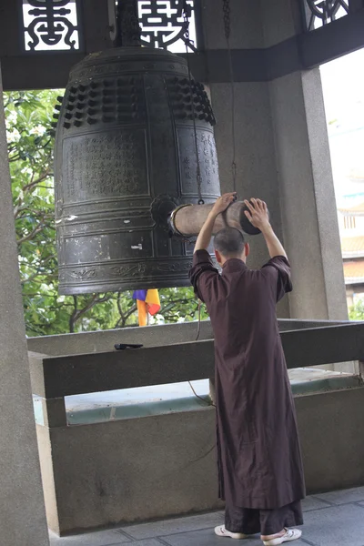 Un monje toca la campana — Foto de Stock