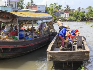 İnsanlar bir tekne yüzen Market, Vietnam.