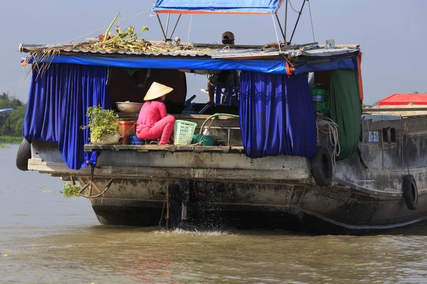 İnsanlar bir tekne yüzen Market, Vietnam. — Stok fotoğraf