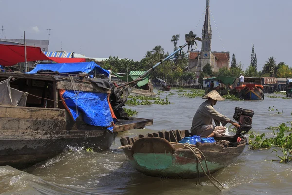 İnsanlar bir tekne yüzen Market, Vietnam. — Stok fotoğraf