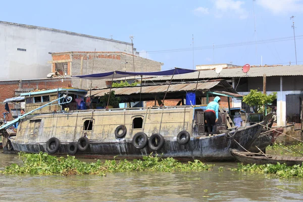 İnsanlar bir tekne yüzen Market, Vietnam. — Stok fotoğraf