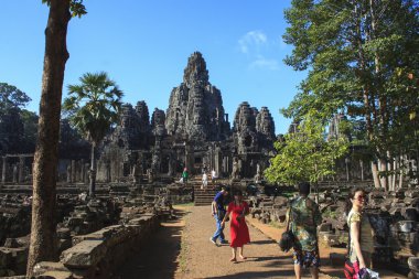 Yolu gidip Angkor ana tapınakta gelen turistler 