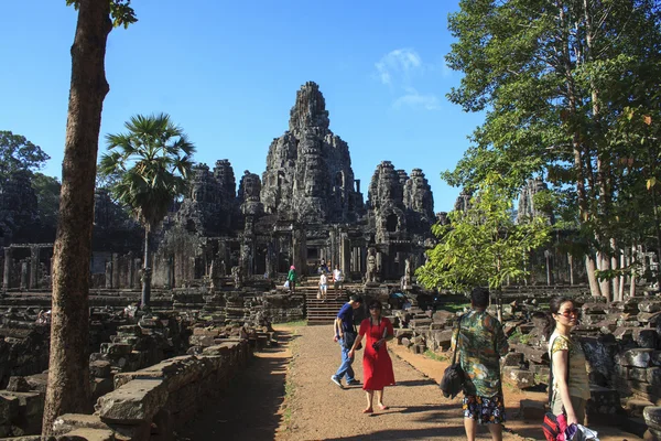 Tourists walking the path to and from the main temple at Angkor — Stock Photo, Image